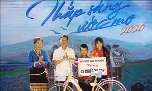 Thắp sáng ước mơ cho trẻ em nghèo đến trường
