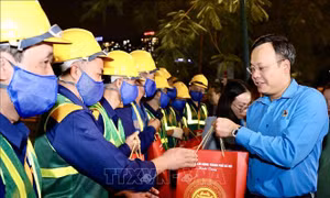 Động viên tinh thần công nhân lao động tại dự án nạo vét sông Tô Lịch