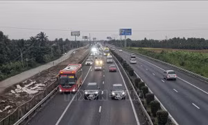 Tạm thời mở làn khẩn cấp giảm ùn tắc cao tốc TP Hồ Chí Minh - Trung Lương