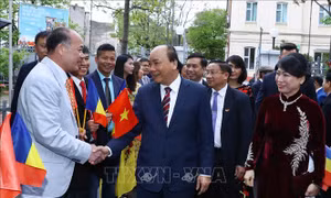 Thủ tướng gặp mặt cán bộ, nhân viên Đại sứ quán và kiều bào Việt Nam tại Romania