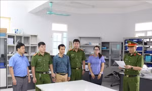 Bắt tạm giam đối tượng lập khống chứng từ thanh toán