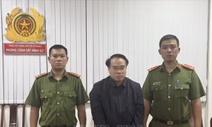 'Đại án' tại Cục Đăng kiểm Việt Nam: Nguyên Cục trưởng Đặng Việt Hà chi 100.000 USD 'chạy án' trước khi bị bắt