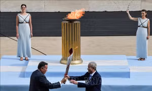 Hy Lạp trao ngọn đuốc Olympic Bắc Kinh 2022 cho nước chủ nhà Trung Quốc