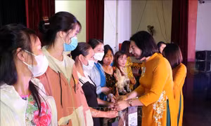 Quan tâm chăm sóc đời sống nữ công nhân, viên chức, người lao động