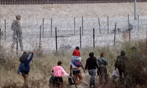 Mexico phát hiện 250 người nhồi nhét trên xe tải đến Mỹ