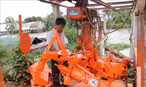 Người thợ cơ khí Đồng Tháp Mười sáng tạo chiếc máy đắp bờ hữu dụng