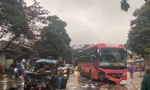 Tai nạn giao thông nghiêm trọng ở Hòa Bình làm 2 bố con thương vong