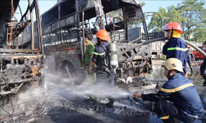 Sửa xe trong gara bến xe Trung tâm thành phố Đà Nẵng, 2 xe khách bị cháy rụi