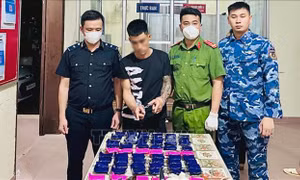 Bắt đối tượng mua bán trái phép gần 12.000 viên ma túy