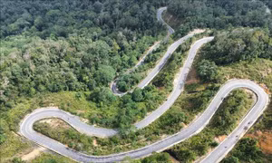 Người dân và du khách cẩn trọng khi di chuyển trên đường đèo Hòn Bà