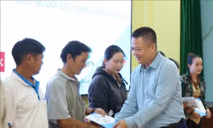 Tặng thẻ bảo hiểm y tế cho người dân có hoàn cảnh khó khăn vùng bão lũ