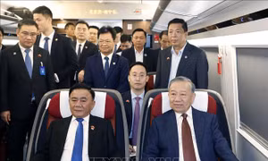 Tổng Bí thư, Chủ tịch nước Tô Lâm đi thăm thành phố Nam Ninh (Trung Quốc) bằng tàu cao tốc