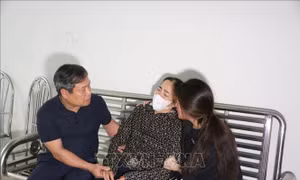 Thăm hỏi, động viên người nhà chiến sĩ Công an hy sinh khi làm nhiệm vụ