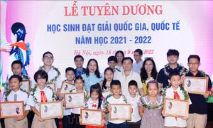 Phó Chủ tịch nước dự Lễ tuyên dương học sinh giành giải quốc gia, quốc tế