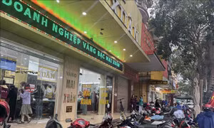 Thị trường vàng sôi động trước ngày vía Thần Tài, nhiều khách hàng lựa chọn bán ra