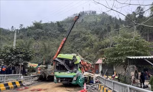 Xe khách mất lái đâm vào xe máy khiến 1 người tử vong, 2 người bị thương