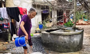 Tập trung khử khuẩn môi trường sau bão số 9