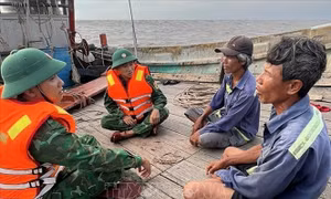 Cứu hộ kịp thời 2 thuyền viên gặp nạn trên biển
