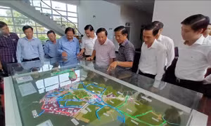 Lãnh đạo tỉnh Long An thăm, động viên các doanh nghiệp