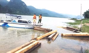 Phát hiện thuyền chở 42 hộp gỗ trái phép trên sông Gianh