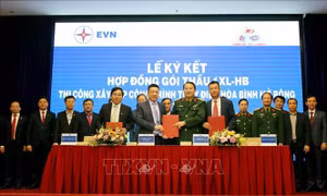 Ký hợp đồng gói thầu thi công Nhà máy Thủy điện Hòa Bình mở rộng