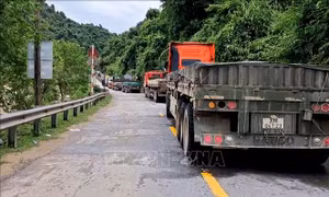 Tuyến đường độc đạo đi Cửa khẩu Quốc tế Nậm Cắn tê liệt vì sạt lở đất