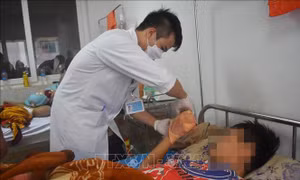Ba học sinh lớp 6 nhập viện do tự chế pháo nổ