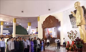 Dâng hoa kỷ niệm 100 năm ngày sinh Chủ tịch Lào Kaysone Phomvihane 