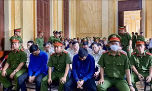 Tuyên án các bị cáo tham gia đường dây buôn lậu 6 tấn vàng