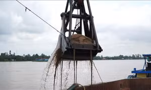 Bắt giữ 3 tàu khai thác 900m3 cát trái phép trên sông Hồng