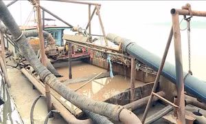 Phối hợp bắt giữ 2 phương tiện khai thác cát trái phép trên sông Lam