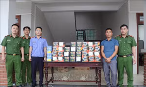 Bắt quả tang đối tượng buôn bán 100 kg pháo nổ trái phép
