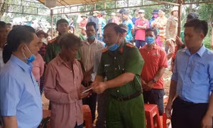 Hỗ trợ, động viên gia đình hai nạn nhân bị nước cuốn trôi tại Bình Phước