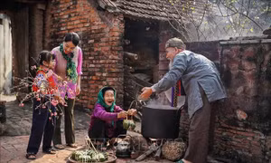 Xuân về bên nồi bánh chưng xanh nghi ngút khói
