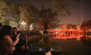 Phố đi bộ hồ Hoàn Kiếm chật kín người chờ đón Năm mới 2025