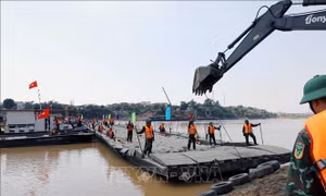 Vụ sập cầu Phong Châu: Lắp đặt lại cầu phao phục vụ người dân đi lại