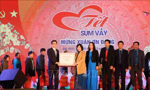 Phó Thủ tướng Vũ Đức Đam dự Tết sum vầy và trao quà cho công nhân lao động