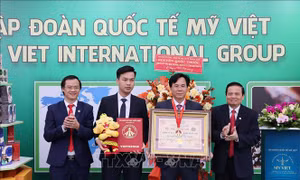 Trao Chứng nhận kỷ lục 'Hộp cà phê hòa tan lớn nhất Việt Nam'