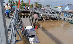 Sập cầu 30/4 ở Cần Thơ, xe tải chở gạo rơi xuống sông Thốt Nốt