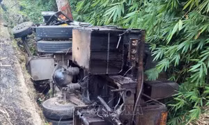 Lật xe tải trên đèo Bảo Lộc làm 2 người tử vong