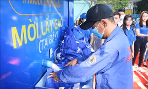 Phát gạo miễn phí cho người dân có hoàn cảnh khó khăn tại TP Hồ Chí Minh