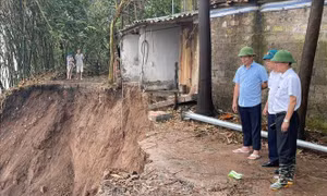 Bãi sông ở xã Kim Lan (Gia Lâm) vẫn tiếp tục sạt lở ảnh hưởng đến nhà dân