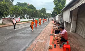 Du ký đất Lào - Bài 3: Luang Prabang, nơi thời gian lưu dấu