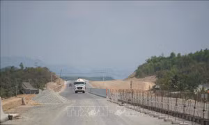 Người dân tự ý đi vào cao tốc Nha Trang - Vân Phong đang thi công