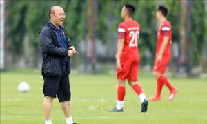 Vòng loại World Cup 2022: Hai tuyển thủ Việt Nam bị đau mắt ở Thái Lan