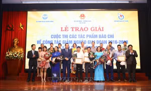 Báo Tin tức giành giải B cuộc thi viết về công tác giảm nghèo