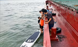 Cứu vớt được hai bố con lênh đênh trên biển nhiều giờ