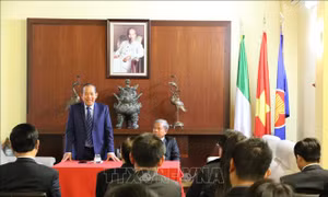 Phó Thủ tướng Trương Hòa Bình thăm Đại sứ quán Việt Nam tại Italy