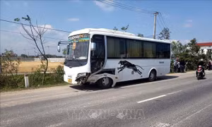 Xe máy va chạm xe khách đang quay đầu khiến 3 người bị thương nặng