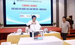 Rút tác phẩm 'Thâm nhập băng nhóm bảo kê ở chợ Long Biên' khỏi Giải Báo chí Quốc gia